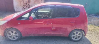 Mitsubishi Colt 2003 года выпуска, легковой автомобиль комби (хэтчбек). Цвет красный, VIN: Z27A0009191. Имеются повреждения колёс (шин), элементов ходовой части, стекол, фар, указателей поворота, стоп-сигналов и других стеклянных элементов, включая зеркала, а также царапины, сколы, потертости…