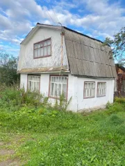 Земельный участок площадью 546 кв.м и здание площадью 20.4 кв.м. Адрес: Россия, Удмуртская Республика, г. Воткинск, территория СНТ "Сад 5", ул. 7-я, дом 77. Кадастровый номер участка: 18:27:070806:16. Здание нежилое, одноэтажное, кадастровый номер: 18:27:070805:188.