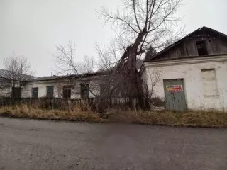 Нежилое здание с земельным участком г. Ачинск, рп. Мазульский, ул. Нагорная д. 65А Ценовое предложение не менее цены экономической нецелесообразности. В соответствии с информационным сообщением 
Год ввода в эксплуатацию: 1947 
Количество подземных этажей : 0 
Вид ограничений и обременений: В…