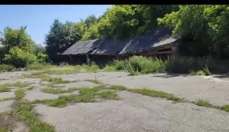 1/2 доли на 2 здания, сооружение и земельный участок 4210 кв. м, Чувашия 1/2 доли на 2 здания, 1/2 доли на сооружение и 1/2 доли на земельный участок в Чувашии 1/2 доли в праве на земельный участок общей площадью 4210 кв. м, кадастровый номер: 21:16:141301:15 , расположенный по адресу: Чувашская…