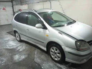 Nissan Tino 1999 года, 120 лс, 500000 км, АКПП. Автомобиль «Ниссан Тино» 1999 г.в., рег. №М779ВА142, № кузова V10002906, цвет: серый, VIN отсутствует. Номера не проверялись. Комплектность не проверялась. Пробег неизвестен. Сведения о коробке передач не предоставлены.