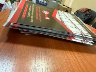 Канцелярские принадлежности и бумажная продукция MMS: картонные папки белого цвета с фирменным логотипом "MMS MILLIY METAL SANOAT" - 41шт, ручки черного цвета с фирменным логотипом "MMS MILLIY METAL SANOAT" - 49шт, блокнот с фирменным логотипом "MMS MILLIY METAL SANOAT" - 50шт, коврик черного цвета…