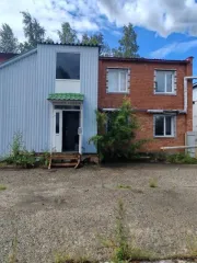 Здание склада с офисами 301,6 м² и участок 835 м², Сургут. Земельный участок, кадастровый номер: 86:10:0101212:894, площадь: 835 +/- 6 м2, категория земель: земли населенных пунктов, и нежилое здание — склад с офисными помещениями, 2 этажа, кадастровый номер: 86:10:0101212:524, площадь: 301.6 м2…