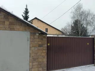 Здание 335,5 м², гараж 12 м², участок 800 м², Московская область. Здание (дом), площадь 335,5 кв. м, кадастровый номер: 50:10:0020901:955; Здание (гараж), назначение: нежилое, площадь 12 кв. м, кадастровый номер: 50:10:0020901:880; Земельный участок, земли сельскохозяйственного назначения, для…
