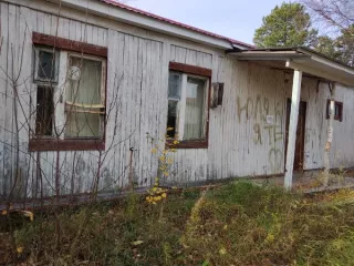 Школьные мастерские, кадастровый номер: 86:04:0000003:989, количество этажей - 1, общей площадью 111,1 кв. м, с земельным участком, кадастровый номер: 86:04:0000003:559, общей площадью 590 кв. м., категория земель: земли населенных пунктов, адрес: Ханты-Мансийский автономный округ - Югра, р-н…