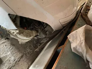 Автомобиль марки MAZDA 3, 2005 года выпуска, Идентификационный номер  VIN  JMZBK14F261349739, цвет Белый, является технически не исправным, требует ремонта двигателя, отсутствует часть деталей двигателя, отсутствуют колеса. Является предметом залога в ООО МКК  КАРМАНИ
