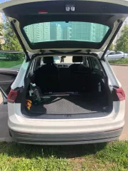 Автомобиль марки Volkswagen Tiguan, VIN: XW8ZZZ5NZKG215668, год выпуска 2018, цвет белый. Проблемы с кузовом и лакокрасочным покрытием (последствия ДТП): многочисленные сколы и повреждения ЛКП, вмятины (бампер передний, бампер задний, капот, крыша, задняя левая дверь, заднее правое крыло, правая…