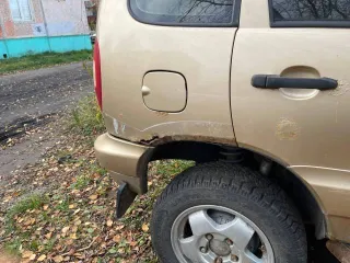 Шевроле Нива 2005 года выпуска, 80 л.с., пробег 140000 км, полный привод. VIN Х9L21230050093601, цвет бежевый металлик. Номер двигателя ВАЗ 2123 0104036, бензиновый, мощность 58,50 кВт (79,60 л.с.), объем 1690 см³. Номер кузова 0093601. Снаряженная масса 1400 кг, полная масса 1850 кг. Технически…