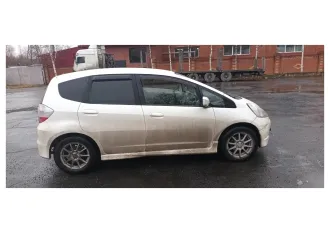 Honda Fit 2008 года выпуска, VIN GE91002090. В залоге у ПАО "Совкомбанк".