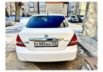 Nissan Tiida 2007 года, 109 л.с., пробег 300000 км. Автомобиль Nissan Tiida Latio, цвет белый, ПТС 25 УВ 315859, государственный номер К985АН125, страна-изготовитель Япония, разрешенная максимальная масса 1475 кг, масса без нагрузки 1200 кг.