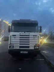 Scania 113 1992 года. Грузовой седельный тягач. На ходу или нет — неизвестно. Дефекты ЛКП, ржавчина, течь воды в салон, масляное запотевание в районе гидроцилиндра подъема кабины. Более подробное техническое состояние выясняйте самостоятельно в ходе осмотра.