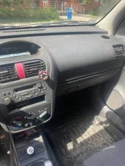 Opel Corsa 2003 года, цвет темно-красный. VIN: W0L0XCF6834415266. Мощность двигателя 75 л.с. (55 кВт), объем 1199 куб.см. Максимальная масса 1430 кг, масса без нагрузки 1035 кг.