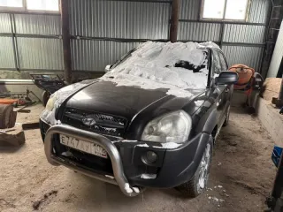 Hyundai Tucson 2.7 2006 года, VIN: KMHJN81DP7U603294. Автомобиль находится в неудовлетворительном состоянии, разукомплектован, в аварийном состоянии, необходим ремонт двигателя и коробки передач. Пробег около 400 000 км.
