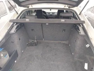 Skoda Octavia 2013 года выпуска, VIN XW8AC4NE8EH016970. Цвет белый, госномер О785НР32. Автомобиль в залоге. Не на ходу: не работает коробка передач, двигатель заводится. Состояние кузова требует покраски, имеются повреждения стоп-сигналов, множество сколов и царапин.