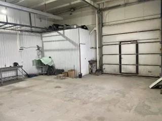 Земельный участок общей площадью 1924 +/- 15 кв.м с кадастровым номером 70:20:0000001:3716 расположен по адресу: Российская Федерация, Томская область, Городской округ город Стрежевой, город Стрежевой, ул. Коммунальная, участок 148. Категория: земли населенных пунктов, вид разрешенного…