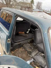 Автомобиль ВАЗ 21213, VIN: XTA212130V1258485, 1996 года выпуска, мощность 79 л.с. На ходу, но не заводится. Состояние плохое, требует больших вложений. Необходим ремонт тормозов и замена тормозных колодок. Пороги и двери под замену. Отсутствует переднее пассажирское сиденье, водительское сиденье…