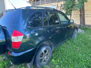Автомобиль Чери SUV T11, 2007 г.в., г/н Н956ТХ44, VIN XUVDB14B170010907 (Реализация по прямому назначению). Цвет зеленый, имеются следы коррозии на порогах, на дверях, повреждение на правой передней двери, спущены оба передних колеса, заднее правое, на все колеса установлены литые диски, на заднем…