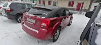 Dodge Caliber SE, 2008 г.в., г/н T702MH124, VIN 1B3HBN8CX8D748723, номер кузова 1B3HBN8CX8D748723, номер двигателя отсутствует, цвет красный. Рабочее состояние не проверялось, имеет сколы ЛКП на переднем бампере, сколы ЛКП и трещины на переднем бампере. Обременения: запреты судебного пристава…