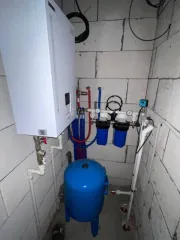 Жилой дом 126.5 м² и участок 1000 м² в Надеждинском районе по адресу: Приморский край, п. Соловей Ключ, ул. Волгоградская, 15. Земельный участок забором не огорожен, кроме дома на участке ничего нет. Жилой дом в недостроенном состоянии, возведены стены, крыша, установлены стеклопакеты, проложен…