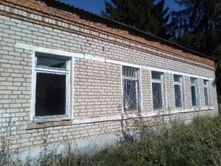 Земельный участок 2000 кв.м с административным зданием 125,7 кв.м, Смоленская область. Земельный участок площадью 2000 кв.м, кадастровый номер 67:23:0010206:82 (реестровый номер федерального имущества П11420015236), по адресу: Смоленская область, р-н. Холм-Жирковский, пгт. Холм-Жирковский, ул…