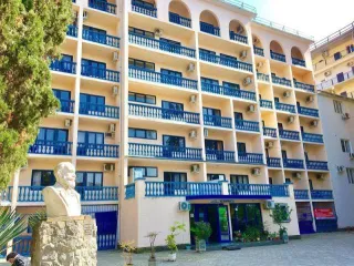 Жилое и нежилое помещение 15.2 кв.м в Сочи. Помещение, назначение – нежилое, общей площадью 15.2 кв.м, расположено по адресу: Краснодарский край, г. Сочи, р-н Лазаревский, ул. Победы, д. 153, пом. № 66;67, с кадастровым номером: 23:49:0109013:1122.