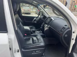 Легковой автомобиль Toyota Land Cruiser 200, VIN JTMCV05J104125596, 2013 г. в., цвет белый. Ознакомиться можно в дни приема заявок с 11:00 до 16:00, предварительно записавшись по тел. 89062274666 или email: bankrotim@yandex.ru
