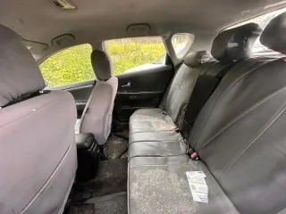 Kia Ceed 2010 года выпуска, серебристого цвета, госномер Н930МС51, VIN: XWEHC512AA0001374. Повреждение заднего бампера с левой и правой стороны. Незначительные, но многочисленные, сколы понизу всех дверей и порогов, в области колесных арок, на переднем бампере лакокрасочного покрытия…