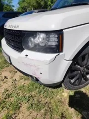 Land Rover 2012, гос. номер М888МХ36, цвет белый, VIN: SALLMAMH4CA376790. На багажнике коррозия, слева впереди отсутствует подкрылок, слева задняя дверь и крыло имеют коррозию, передний бампер слева имеет трещину и повреждения ЛКП в виде потертости красного цвета. Колеса на литых дисках, резина…