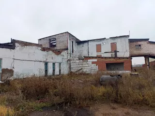 Имущественный комплекс ООО «Давлекановский кирпичный завод», обремененный залогом, в том числе: водонапорная башня, 28,9 кв. м, кад. N 02-04-04/003/2005-177; склад ГСМ, 39,7 кв. м, кад. N 02-04-04/003/2005-181; дробильный цех, 406,5 кв. м, кад. N 02-04-04/003/2005-179; шихтозапасник, 725,1 кв. м…