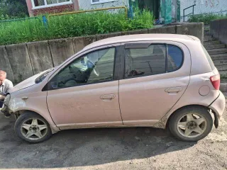 Toyota Vitz 2001 года, розового цвета. Государственный номер К260ВМ138. Модель двигателя 1SZ, номер двигателя 0778413. Номер кузова SCP10 3258191. Мощность 70 л.с. (51 кВт), объем 997 куб. см, бензиновый двигатель. Разрешенная максимальная масса 1145 кг, масса без нагрузки 870 кг. Производитель…