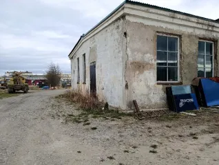 Нежилое здание склад кирпичный 128,2 кв.м Магаданская область Нежилое здание (бывший склад кирпичный) Нежилые помещения (склад кирпичный), 1969 года постройки, общей площадью 128,2 кв.м, кадастровый номер 49:01:020118:859, расположенные по адресу: Магаданская область, Ольский район, п.Ола, ул…