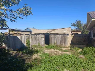 Дома 113,4 м² и участок 885 м², Саратовская область. Жилой дом, площадью: 113,4 кв.м., с кадастровым номером: 64:22:141516:28, расположенный на земельном участке, площадью: 885 кв.м., с кадастровым номером: 64:22:141516:6. Адрес: Российская Федерация, Саратовская область, Новоузенский, г…
