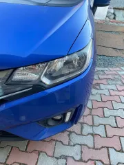 Honda Fit 2013 года выпуска, VIN кузова GK31020913 (GK3-1020913). Автомобиль после ДТП: глубокие вмятины и деформация левой передней двери (требуется замена), вмятины и царапины левой задней двери (требуется ремонт и покраска), вмятины порога с левой стороны. Царапины и сколы краски по всему…