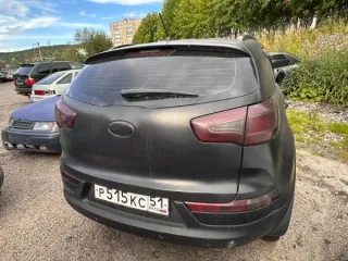 KIA SLS, 2012 автомобиль марки «KIA SLS» (SPORTAGE, SL, SLS), государственный регистрационный знак Р515КС51, 2012 года выпуска. VIN: XWEPC811AC0005566. Ключ зажигания, СТС, ПТС отсутствуют. Трещина на лобовом стекле с левой стороны. Лакокрасочное покрытие (ЛКП) имеет все признаки окрашивания ТС…