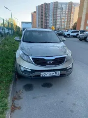 Kia Sportage 2013 года, 150 л.с., 160031 км, АКПП, проблемы с проводкой системы зажигания, многочисленные сколы и замятины капота, неравномерный окрас кузова, повреждение переднего бампера, сколы и царапины кузова, отслоение краски, неисправный аккумулятор.
