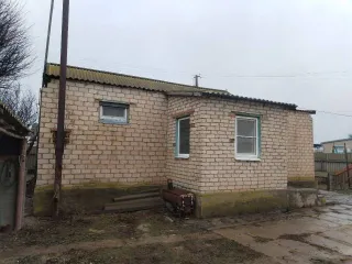 Дом 95,2 кв.м. и земельный участок 949 кв.м. в Калмыкии еще Земельный участок, площадь 949 кв.м., адрес  местонахождение : Россия, Республика Калмыкия, Яшкульский район, п. Элвг, ул. Советская, дом 10, кадастровый  условный  номер: 08:13:150101:111. Находится в совместной собственности и Здание…
