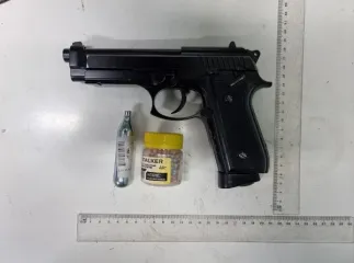 Пневматический газобаллонный пистолет Stelker ST-41061B/STB серия и номер "Cal.4,5 BB" с руководством по эксплуатации. Банка с 621 стальной сферической пулькой 4,5 мм. Газовый баллон "Quarta Air Strike". Пневматический пистолет Umarex Clook-22 с газовым баллоном. Три баночки с пулями.