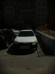 Toyota Corolla Axio 2009 года, государственный номер Н466ТА75, цвет белый, VIN кузова NZE1416129495. Автомобиль находится в удовлетворительном состоянии, на переднем бампере слева имеются повреждения.