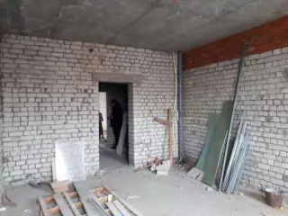 7 объектов конкурсной массы, имущественный комплекс по адресу: Чувашская Республика, г. Канаш, Ульяновское шоссе:  
1. Материальный склад кадастровый №21:11:240201:1986,  
2. Забор из железобетонных плит из железных листов с пятью воротами, протяженность 1572 п.м., кадастровый №21:11:000000:1287, …