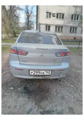 Mitsubishi Lancer, 2012 года, 117 л.с., 217000 км, АКПП. Транспортное средство Mitsubishi Lancer, VIN JMBSRCY1ACU005564, год выпуска 2012. На левом переднем крыле небольшая вмятина. По правой передней стороне: помят капот, крыло, бампер и колесо. Автомобиль заводится, но ход не проверялся. Возможно…
