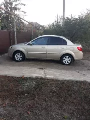 Автомобиль KIA DE  JB/RIO , VIN: XWEDH411AB0007517, 2010 г.в. Состояние: вмятины, ржавчины, сколы, трещина на лобовом стекле.  Легковой автомобиль KIA DE  JB/RIO  оформлен на супруга должника Серенко Юрия Александровича, является совместно нажитым имуществом, приобретенным в браке.