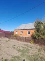 Жилой дом 151.3 кв.м с земельным участком 672 кв.м Оренбургская область Здание жилой дом с мансардой, общей площадью 151,30 кв.м. с земельным участком общей площадью 672,0 кв.м. Жилой дом, площадь 151,3 кв. м., кадастровый номер 56:24:1001007:265, с земельным участком площадью 672 кв.м…