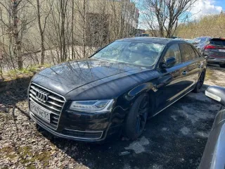 Audi A8L 2014 года выпуска, черного цвета, VIN: XW8ZZZ4H4FG008561. Имеется небольшая вмятина в верхней части кузова в передней части с левой стороны, на передней левой двери в верхней части, на крышке капота с правой стороны. Многочисленные трещины на лобовом стекле в верхней части с левой стороны…