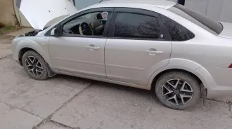 Ford Focus 2006 года, VIN WF04XXWPD46J64409. По двигателю стучит (поршневая), расход моторного масла 1.5 литра на 1000км, требуется замена подушек двигателя всех, течь антифриза с патрубок системы печки и охлаждения, течь масло с шкива коленвала, течь антифриза с помпы, не работает кондиционер…