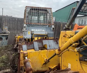 Бульдозер Shantui SD16F, 2011 г.в., желтый, гусеничный. Заводской номер SD16AF123031, двигатель C9115003106. Мощность 184 л.с. (135 кВт). Гос. номер 8677РК38. Имущество в залоге ФНС России на основании определения Арбитражного суда от 02.04.2024 по делу А19-3157/2023.