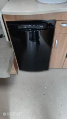 Swift Challenger 584 2015, прицеп-дача, белый, госномер АМ60975, VIN: SGDST3ESWF0783763. Полностью оборудован бытовой техникой и мебелью. Значительных повреждений корпуса нет. Внешние повреждения: передний правый и левый габарит, задний временный габаритный огонь, повреждены ручка и замок входной…