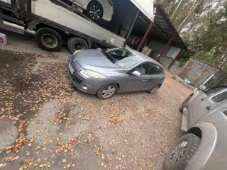 Renault Megane 2010 года выпуска, VIN VF1BZ0H0543349433, серого цвета. Документы отсутствуют, ключ зажигания в наличии. Аккумулятор отсутствует. Очаги коррозии, абразивный износ на всех стеклах и зеркалах, царапины, потертости, поверхностные и внутренние загрязнения, следы ржавчины, окисление…