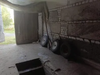 Встроенное помещение гаража 90,9 кв.м, Лоухский р-н, пгт. Лоухи, ул. Ю.Жаровина, д. 28, кадастровый номер 10:18:0010905:156 (РНФИ P13100000293). Год ввода в эксплуатацию: 1996. Общая площадь: 90.9. Расположение: 1 этаж. Кадастровая стоимость: 724655.93. Обременения не зарегистрированы.