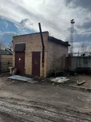 Навес на пандусе из металлоконструкций, сборно-разборный, литера Г1, площадь 196,5 кв.м.; 
Трансформаторная подстанция кирпичная капитальная и распределительный узел 0,4 кВ, №3017 ТР-Р РУ-04KV, литера Д, площадь 23,3 кв.м.; 
Гараж кирпичный капитальный, литера Е, площадь 61,5 кв.м…