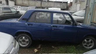 ВАЗ 21074 2007 года, синий седан. VIN ХТА21074072506925, номер К7890У26. Двигатель 1.6 л (74 л.с.), экологический класс 2. Ключи и документы отсутствуют. Многочисленные царапины, потёртости, сколы ЛКП, следы ржавчины на металле. Загрязнены узлы и агрегаты. Стекла и зеркала с абразивным износом…